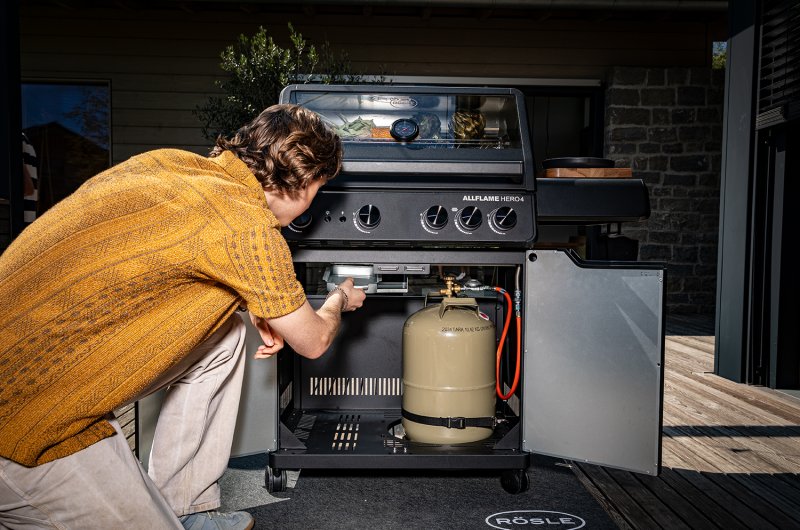 Rösle Gasgrill Allflame Hero 4 inkl. Abdeckhaube, Gusseisen Grillplatte und Drehspieß Set