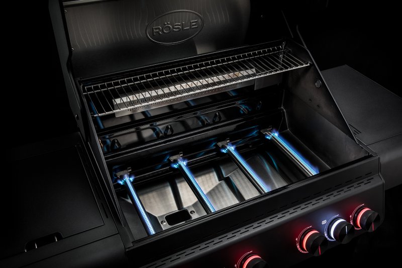 Rösle Gasgrill Allflame Hero 4 inkl. Abdeckhaube, Gusseisen Grillplatte und Drehspieß Set