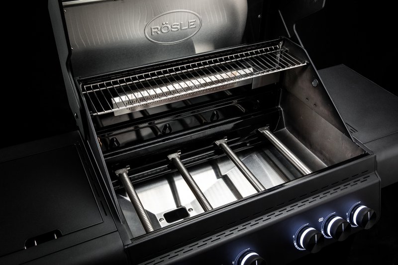 Rösle Gasgrill Allflame Hero 4 inkl. Abdeckhaube, Gusseisen Grillplatte und Drehspieß Set