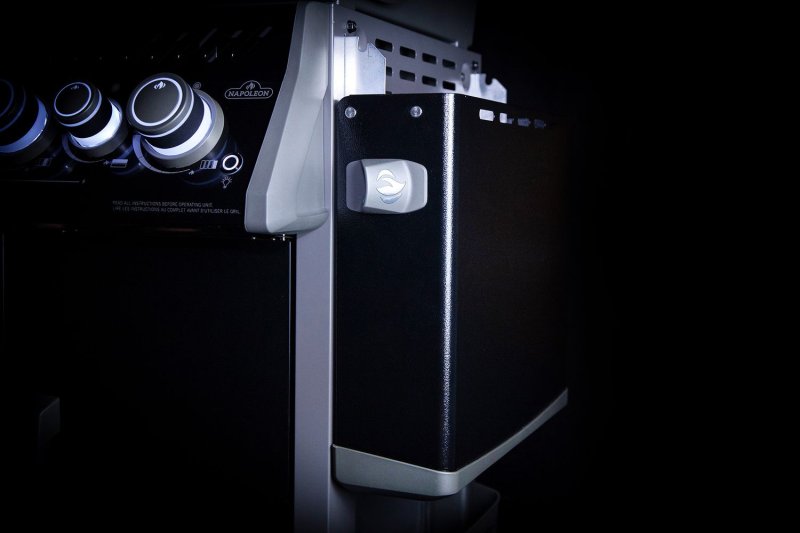 Napoleon Rogue SE 525 Gasgrill - all-black - mit Sizzle Zone und Heckbrenner - limited Edition 10 Jahre Grillfürst inkl. Abdeckhaube im Karton + Gussplatte