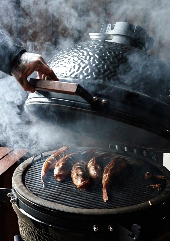 The Bastard Keramikgrill Classic Large - Complete - schwarz glänzend  - inkl. One Minute Lighter, Halbmond Gussrost & Grillhandschuhe