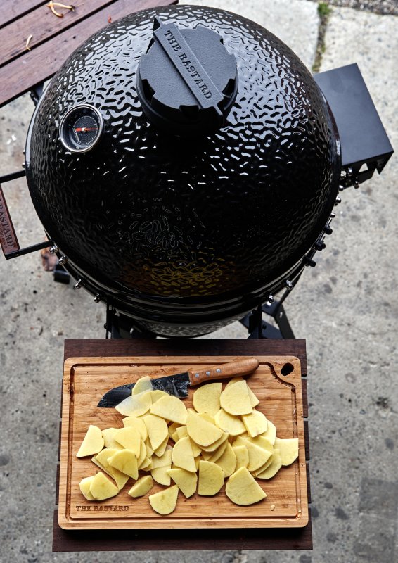 The Bastard Keramikgrill Classic Large - Complete - schwarz glänzend  - inkl. One Minute Lighter, Halbmond Gussrost & Grillhandschuhe