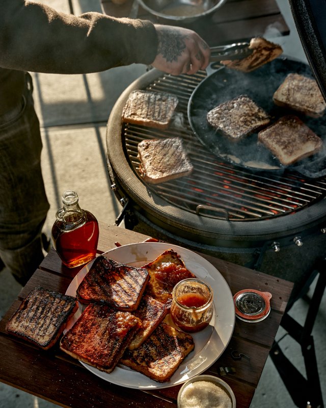 The Bastard Keramikgrill Classic Large - Complete - schwarz glänzend  - inkl. One Minute Lighter, Halbmond Gussrost & Grillhandschuhe