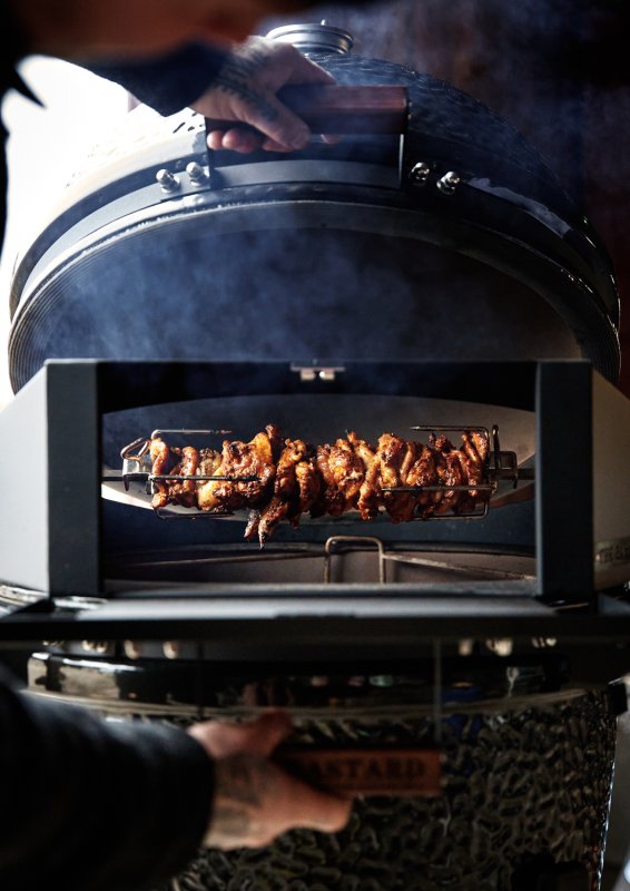 The Bastard Rotisserie & Pizza Set Medium inkl. Drehspieß und Pizzastein