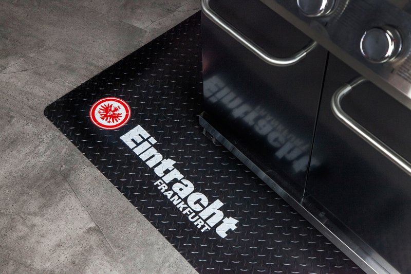 Grillfürst Grill Bodenschutzmatte - Eintracht Frankfurt Edition - 160 x 80 cm