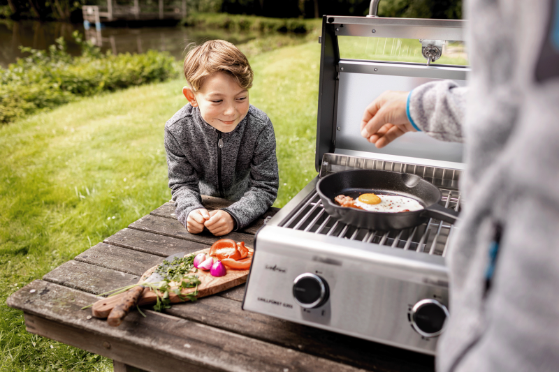 Grillfürst G201E 2-Brenner Gasgrill / Campinggrill / Balkongrill 50mbar - CAMPING SET ALL INCLUSIVE - inkl. Tragetasche, Kartuschen-Druckregler, 2 Gaskartuschen, Gussplatte, Grillzange und Grillbürste