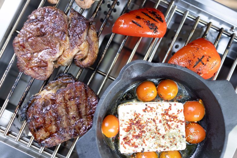 Grillfürst G201E 2-Brenner Gasgrill portabel v2 - Campinggrill / Balkongrill 50mbar - STARTERSET inkl. Grillplatte und Abdeckhaube