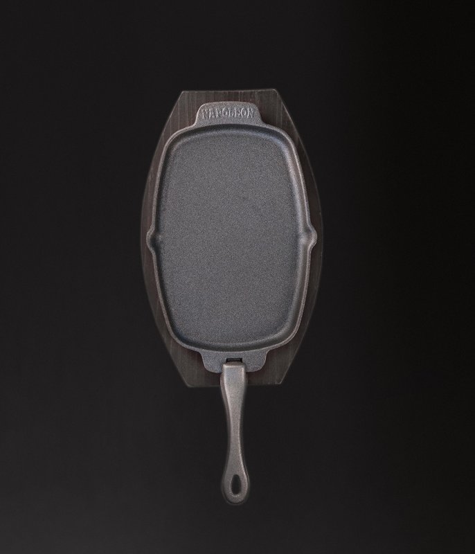 Napoleon Gusseisenpfanne mit Holz Untersetzer