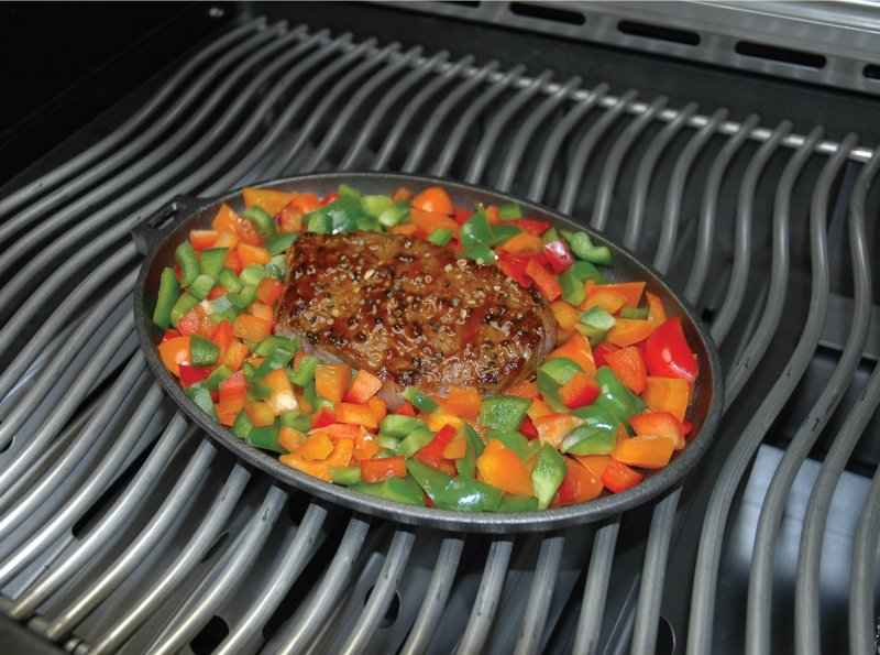 Napoleon Gusseisenpfanne mit Holz Untersetzer / oval