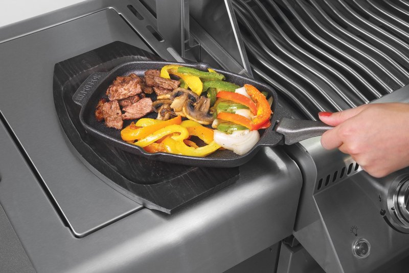 Napoleon Gusseisenpfanne mit Holz Untersetzer