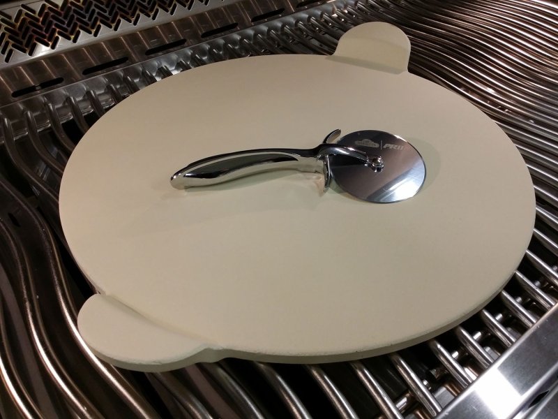 Napoleon PRO Pizzastein 38 cm mit Schneideroller