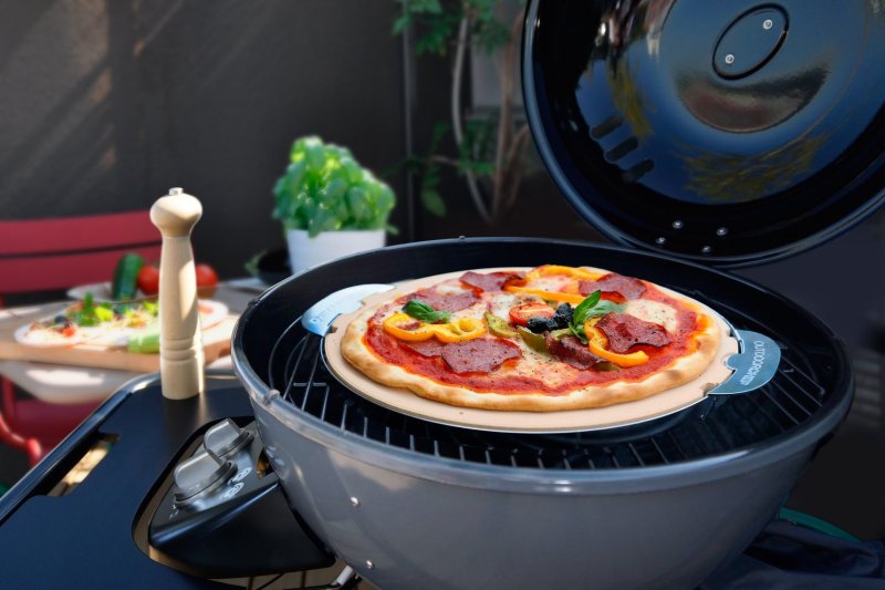 Outdoorchef Premium PIZZASET: Pizzastein Ø 32,5 cm + Pizzaschneider