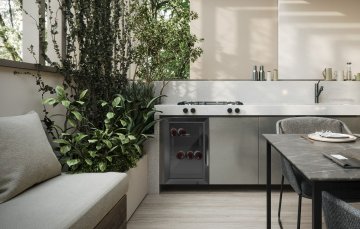 CASO BBQ Deluxe L Black Smart - Outdoor-Kühlschrank (63 Liter) mit schwarzem Edelstahlgehäuse, WiFi Control App - Linksanschlag