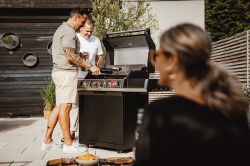 Enders UNIQ 4 IK Gasgrill mit CRUSTER Backburner
