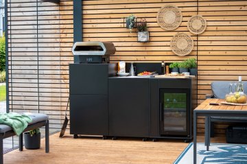 Grillfürst Moments Pizzastation mit Outdoorchef Prismo 420G, Kühlschrank, Apothekerauszug und Tür mit Staufach, inkl. Rückwand - Nero