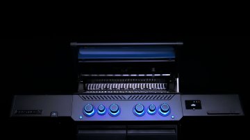 Napoleon Phantom Prestige 500 Connected Gasgrill - mit SIZZLE Zone und Heckbrenner - Edelstahl-Gussroste - 50 Jahre Napoleon Edition Heritage Blue - mit Jubliäums-Box
