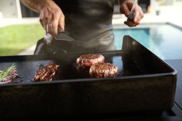 WMF Plancha Grill Gas - Edition One, 75 cm - inkl. Planchawagen, Planchadeckel und Abdeckhaube