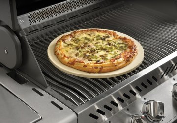 Napoleon PRO Pizzastein mit Halterung und Spießen - Auslaufartikel