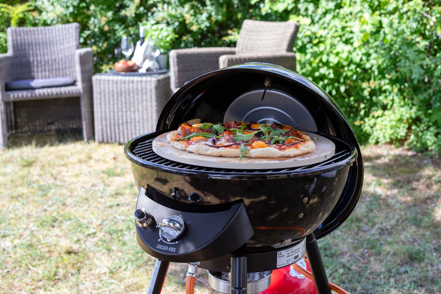 Outdoorchef Kugelgrill Chelsea 420 Pizzaofen - Pizza inkl. Grillfürst Pizzastein, Pizzaheber und Pizzaschneider