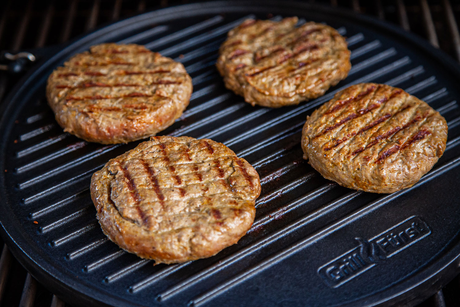 Einfach Reinigung beim Weber Grill durch Verwenden einer Grillplatte